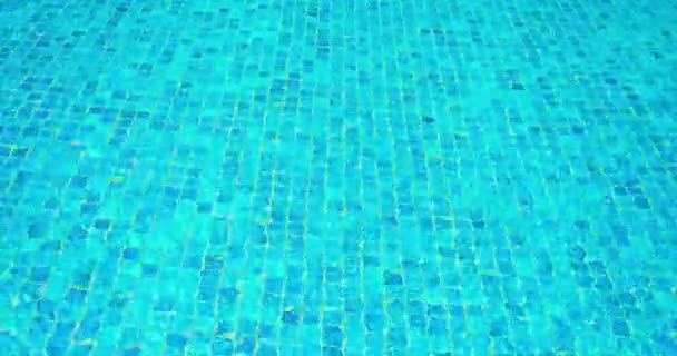スイミングプールでの水のリップル 背景は青 ブーム上の小さなタイル クローズアップ静的ビュー まあ水 — ストック動画