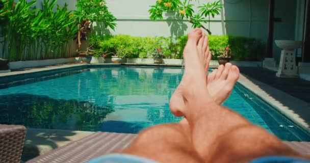 Mans Füße Auf Dem Hintergrund Des Swimmingpools Entspannen Sie Urlaub — Stockvideo