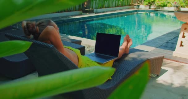 Mladá Žena Pracuje Notebookem Bazénu Solárium Letních Prázdninách Žena Volné — Stock video