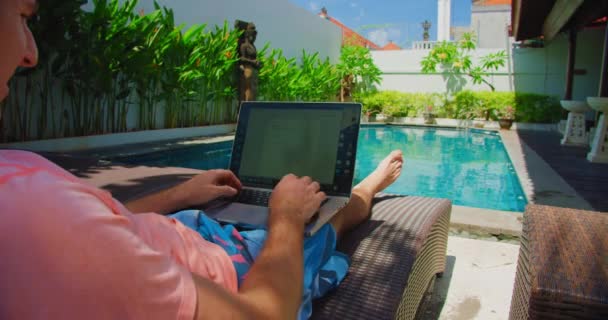 Homem Freelancer Senta Espreguiçadeira Perto Piscina Trabalha Laptop Guy Usa — Vídeo de Stock