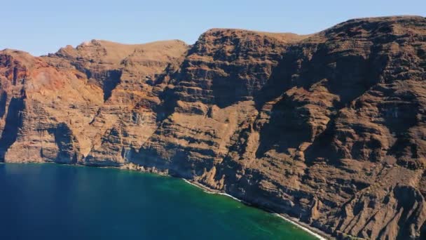 Suyun Üzerindeki Muhteşem Manzara Güzel Kahverengi Kırmızı Renkli Kayalar Dalgalar — Stok video