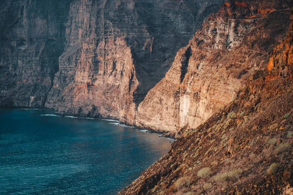 落日时的洛根提斯悬崖 山脉和深海景观 Tenerife 圣地亚哥德尔提德 西班牙加那利群岛 靠近点详细的高质量图像 — 图库照片