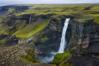 Landmannalaugar Kanyonu, İzlanda 'daki Haifoss Şelalesi' nin havadan görünüşü.
