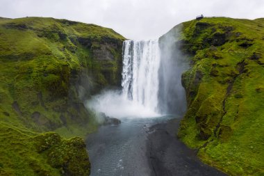 İzlanda 'nın en ünlü turistlerinden biri olan Skogafoss şelalesinin insansız hava aracı görüntüsü.