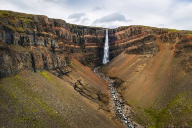 İzlanda 'daki Hengifoss Şelalesinin hava manzarası.