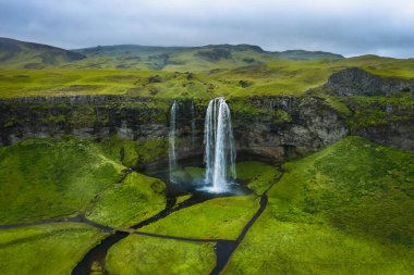 En çok ziyaret edilen Seljalandsfoss şelalesinin hava fotoğrafı, İzlanda.