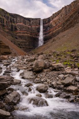 İzlanda 'da Güzel Hengifoss Şelalesi.