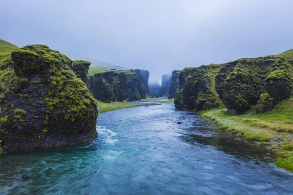 Híres Egyedülálló Fjadrargljufur Völgy Izlandon Egy Esős Napon Mossy Sziklák — Stock Fotó