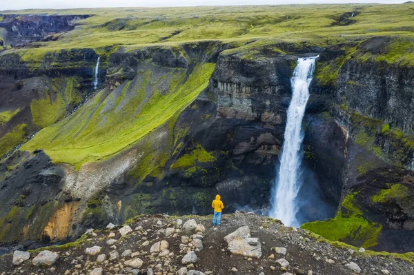 Człowiek Żółtym Płaszczu Cieszący Się Wodospadem Haifoss Kanionie Landmannalaugar Islandii — Zdjęcie stockowe