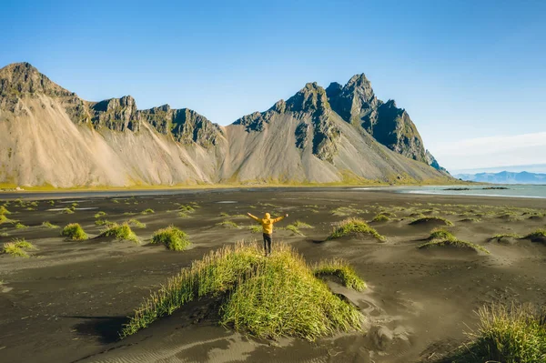 アイスランド アイスランド南東部海岸のストックスネス岬の黒い砂丘にあるバックパック付きの人間ハイカーの空中ビュー ヨーロッパ — ストック写真