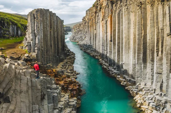 Wandelaar Rode Jas Bezoekt Basalt Canyon Met Zeldzame Vulkanische Basalt — Stockfoto