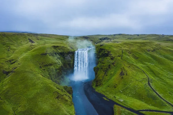 冰岛的Skogafoss瀑布是最有名的旅游胜地之一 也是一个地标性旅游胜地 — 图库照片