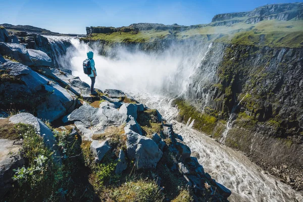 冰岛东北部悬崖边的女旅行家Dettifoss瀑布 Dettifoss是Vatnajokull国家公园的瀑布 据说是欧洲最强大的瀑布 — 图库照片