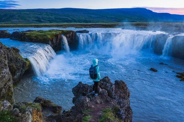 Vista Aérea Uma Mulher Desfrutando Bela Cachoeira Godafoss Pôr Sol — Fotografia de Stock