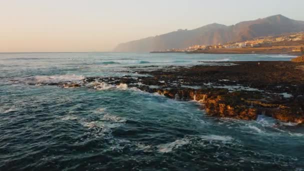 Obří Vlny Azurového Moře Mytí Pláže Los Gigantes Rekreační Středisko — Stock video