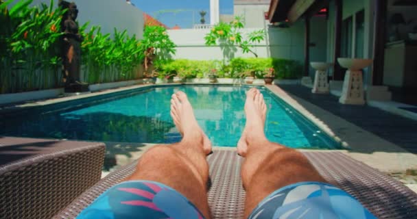 スイミングプールの背景にマンの足 休暇にリラックスします 太い黒体毛のある豊満な男性の足 — ストック動画