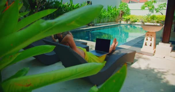 Jonge Vrouw Werkt Met Behulp Van Laptop Zwembad Zonnebank Zomer — Stockvideo