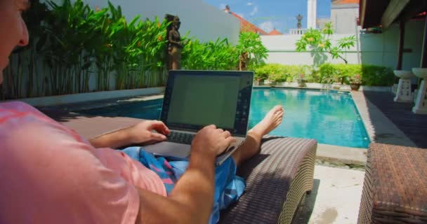 Homem Freelancer Senta Espreguiçadeira Perto Piscina Trabalha Laptop Guy Usa — Vídeo de Stock