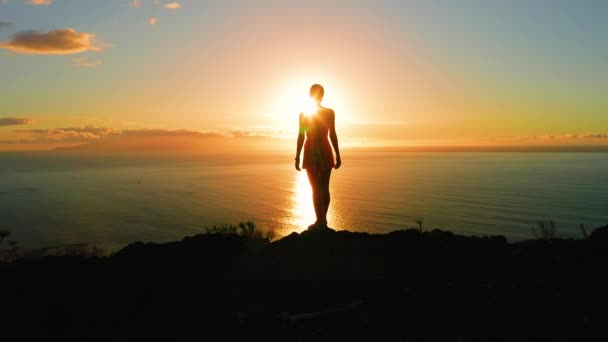 Vrouw Silhouet Bergtop Bij Zonsondergang Licht Drone Vlucht Zonnestralen Otline — Stockvideo