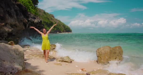 Felice Ragazza Allegra Abito Ballo Filatura Gode Vacanza Sulla Spiaggia — Video Stock