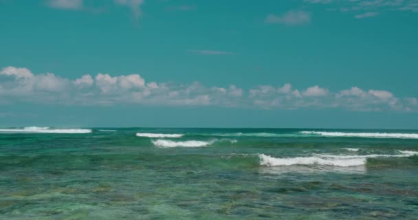 Ατελείωτος Ωκεανός Ορίζοντας Πλατιά Γαλαζοπράσινα Κύματα Και Μπλε Συννεφιασμένο Ουρανό — Αρχείο Βίντεο