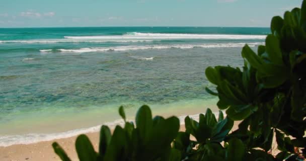 Расслабьтесь Вид Океан Бирюзовыми Волнами Катится Белому Песчаному Пляжу Голубой — стоковое видео