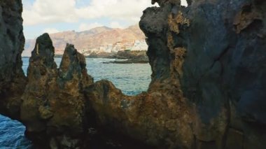 Şeytan 'ın doğal yüzme havuzu. Uçuşlar tehlikeli kayalıklarda yürür. Donmuş siyah lav akıntıları, volkanik tuhaf taşlar, kayalık plaj, Atlantik Okyanusu. Tenerife, Kanarya Adası, Charco El Diablo.