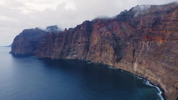 Aerial Flight Huge Rocks Cliffs Deep Dark Blue Ocean Los — Stock Video