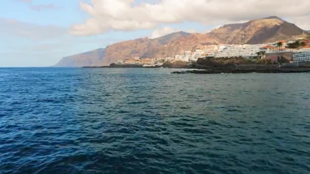 Spokojne Fale Oceaniczne Rozbijają Się Wybrzeżu Pobliżu Miasta Turystycznego Tle — Wideo stockowe