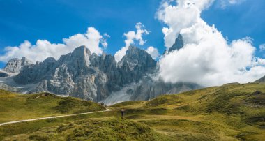 Dolomitler. Tepedeki kadın - Baita Segantini Dağı 'nda Cimon della Pala tepesi, arka planda barınak ve göl. Geçiş izni, Trentino ili, İtalya, Avrupa.