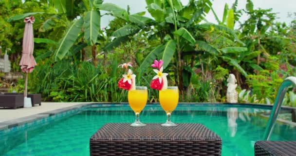 Cool Cocktails Swimming Pool Couple Glasses Orange Juice Blue Water — Stock Video
