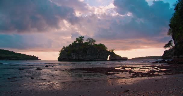 Sylwetka Wyspy Zachodzie Słońca Płytkiej Spokojnej Wodzie Oceanicznej Ciemnym Zachmurzonym — Wideo stockowe