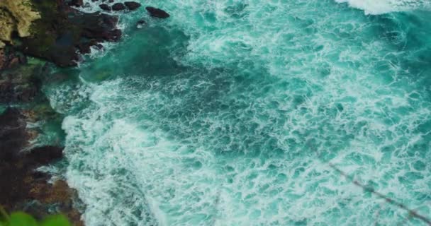 Coastline Background Turquoise Foaming Water Ocean Waves Powerfully Crash Rocky — Stock Video