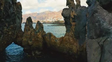 Şeytan 'ın doğal yüzme havuzu. Uçuşlar tehlikeli kayalıklarda yürür. Donmuş siyah lav akıntıları, volkanik tuhaf taşlar, kayalık plaj, Atlantik Okyanusu. Tenerife, Kanarya Adası, Charco El Diablo.