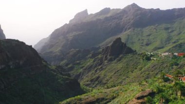 Masca Vadisi ve Tenerife adası Kanarya İspanya 'nın yeşil doğa manzarası. Volkanik tepeler ve vadi üzerinde havadan uçuş. Palmiye ağaçları. Kimse..