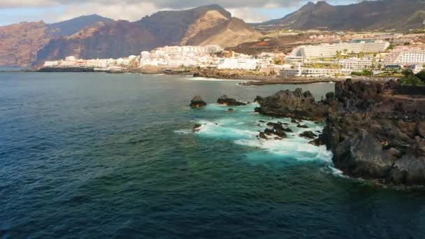 Increíble Vista Olas Salpicando Rompen Las Rocas Islas Canarias Tenerife — Vídeo de stock