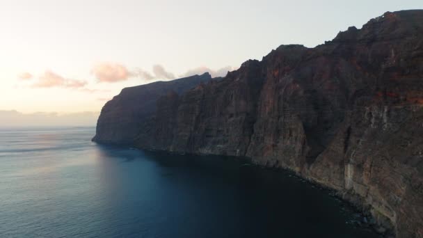 Темні Природні Ландшафтні Скелі Нічному Узбережжі Глибокого Океану Повітряна Дивовижна — стокове відео