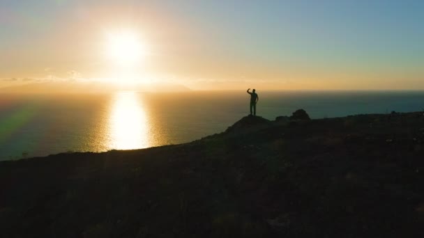 Muž Silueta Stojí Okraji Útesu Dívá Oceán Při Západu Slunce — Stock video
