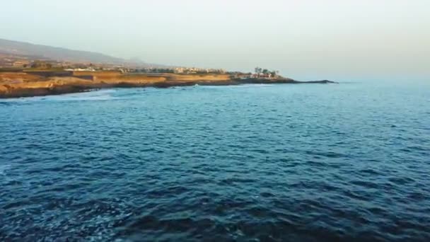 Biru Tenang Gelombang Laut Kecelakaan Pantai Berbatu Dekat Kota Wisata — Stok Video