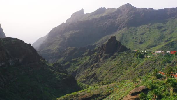 马斯卡峡谷的绿色自然山景与西班牙加那利岛上的Tenerife村 空中飞越火山口 棕榈树没人 — 图库视频影像