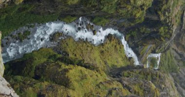 Glymur Şelalesi 'nden, İzlanda' ya kadar uzanan dağlık nehri olan yeşil bir vadi. Güzel bir yürüyüş manzarası..