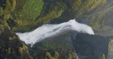 Fjadrargljufur Kanyonu 'nda şiddetli yağmur nedeniyle tuhaf dik kayalık oluşumları ve Avrupa' nın İzlanda Vadisi 'ndeki dolambaçlı nehir..