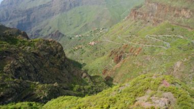 Tenerife Adası, Kanarya İspanya 'nın Yeşil Doğa Dağı manzarası. Masca Boğazı. Volkanik tepelerin üzerinde havadan uçuş. Kimse..