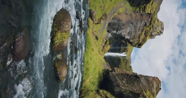 Island Kvernufoss Watterfall Med Bergsflod Förgrunden Färgglad Sommar Scen Avskild — Stockvideo