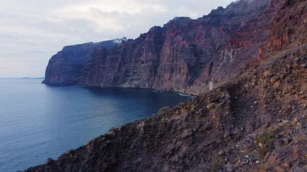 Büyük Kayalıklar Derin Mavi Okyanus Üzerinde Uçan Los Gigantes Tenerife — Stok video