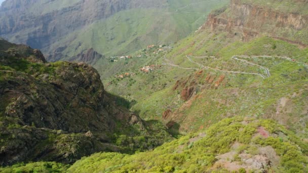 テネリフェ島の緑の自然山の風景カナリアスペイン マスカ渓谷 火山の山頂上空を飛行 — ストック動画