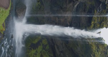 Çarpıcı Kvernufoss şelalesinin yeri İzlanda, Avrupa Dünya üzerindeki eşsiz yer Dünya 'nın güzelliğini ve vahşi yaşamını keşfet.