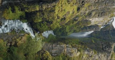 İzlanda 'daki Glymur şelalesinden ve derin kanyondan görüntüler..