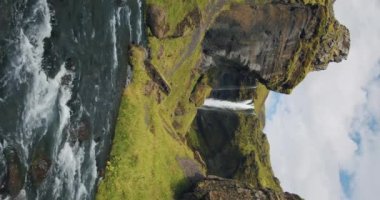 Güney İzlanda 'da Kvernufoss Şelalesi, doğa konseptinde altın bir yüzük üzerine.