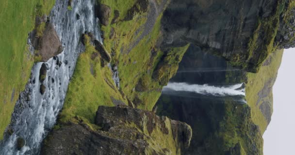 Island Spektakulära Kvernufoss Vattenfall Sommar Scen Bergsfloden Avskild Grön Ravin — Stockvideo